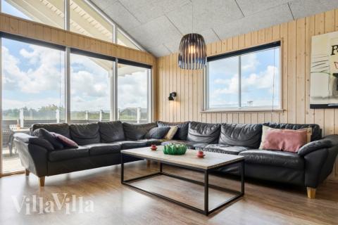 Sofaen i luksushus nr. 294 i Vestjylland er perfekt for å hygge seg med et brettspill eller se en film sammen.