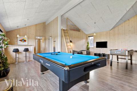 I tillegg til alle aktivitetsmulighetene i husets bassengavdeling, kan du også spille biljard, bordtennis og dart i luksushus nr. 294