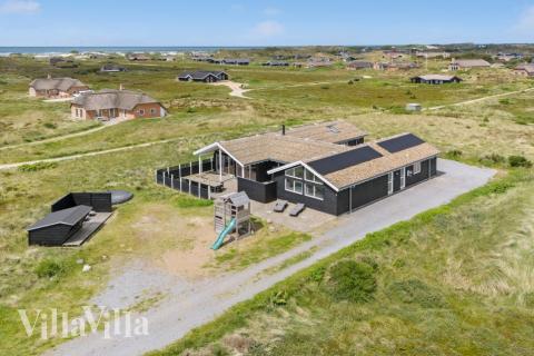 Dette lekre huset med svømmebasseng, nr. 294, med plass til 18 personer, ligger i Vestjylland