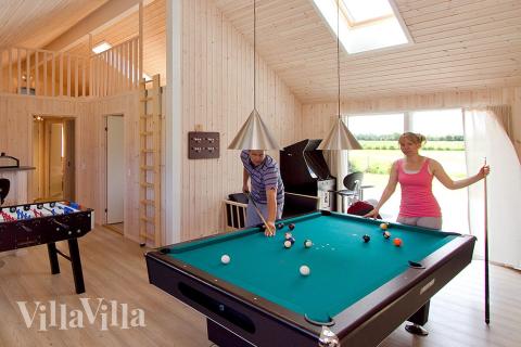 I tillegg til alle aktivitetsmulighetene i husets bassengavdeling, kan du også spille biljard, bordtennis og dart i luksushus nr. 251
