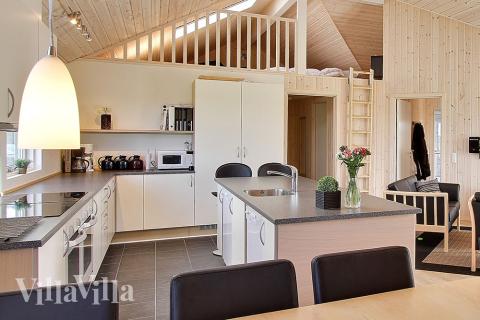 Kjøkkenet i luksushus nr. 251 er fullt utstyrt så dere lett kan lage mat til 20 personer.