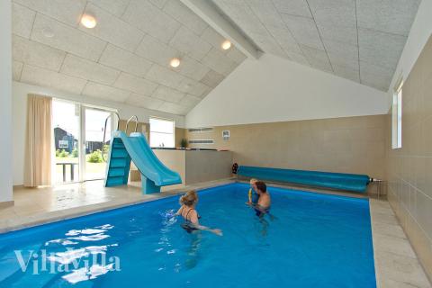 Feriehus 251 har et flott basseng med sklie, et stort innebygd boblebad og en badstue