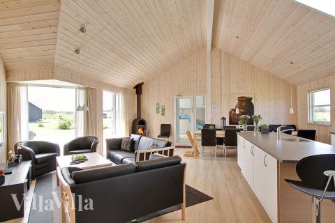 Det er plass til 20 personer i det store lyse oppholdsrommet i luksushus nr. 251.