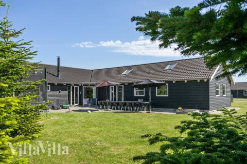 Dette lekre huset med svømmebasseng, nr. 251, med plass til 20 personer, ligger i Lolland/Falster/Møn