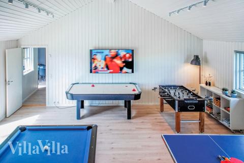 I tillegg til alle aktivitetsmulighetene i husets bassengavdeling, kan du også spille biljard, bordtennis og dart i luksushus nr. 201