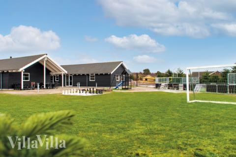 Dette lekre huset med svømmebasseng, nr. 201, med plass til 24 personer, ligger i Lolland/Falster/Møn