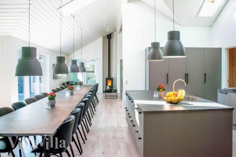 Det er plass til 24 personer i det store lyse oppholdsrommet i luksushus nr. 201.