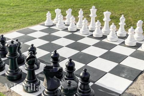 I det attraktive feriehuset nr. 201 i Lolland/Falster/Møn finnes det mengder av utendørsaktiviteter, som leketårn og huskestativ.