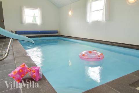 Feriehus 201 har et flott basseng med sklie, et stort innebygd boblebad og en badstue