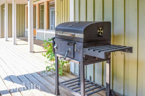 Nyt en grillkveld på terrassen i luksushus nr. 126 i Sverige