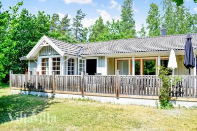 Dette lekre huset med svømmebasseng, nr. 126, med plass til 12 personer, ligger i Sverige