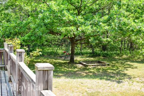 I det attraktive feriehuset nr. 126 i Sverige finnes det mengder av utendørsaktiviteter, som leketårn og huskestativ.