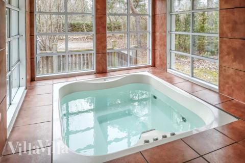 Nyt varmen i boblebadet i luksushus nr. 126 i Sverige