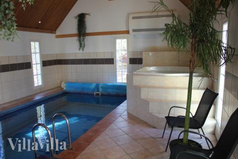 Feriehus 127 har et flott basseng med sklie, et stort innebygd boblebad og en badstue