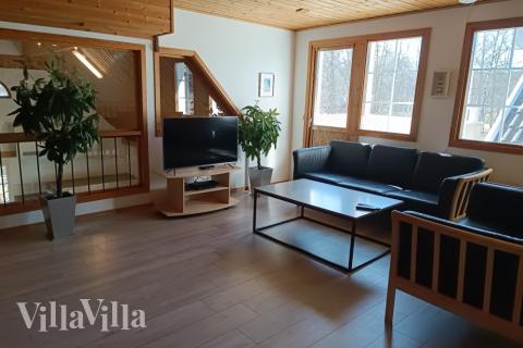 Det er plass til 12 personer i det store lyse oppholdsrommet i luksushus nr. 127.