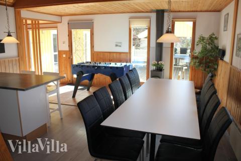 Oppholdsrom med plass til 12 i luksushus nr. 127.