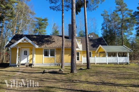 Dette lekre huset med svømmebasseng, nr. 127, med plass til 12 personer, ligger i Sverige