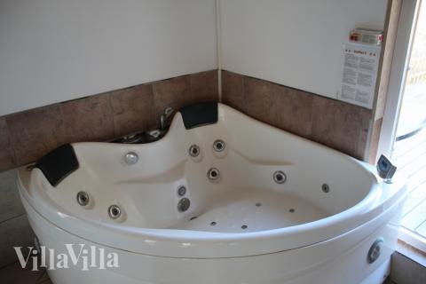 Nyt varmen i boblebadet i luksushus nr. 84 i Sverige