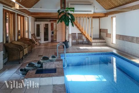 Det flotte bassenget i luksushus nr. 84 til 18 personer