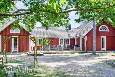 Dette lekre huset med svømmebasseng, nr. 84, med plass til 18 personer, ligger i Sverige