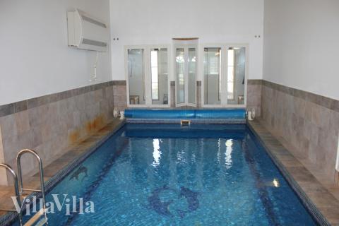 Feriehus 78 har et flott basseng med sklie, et stort innebygd boblebad og en badstue