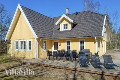 Dette lekre huset med svømmebasseng, nr. 78, med plass til 14 personer, ligger i Sverige
