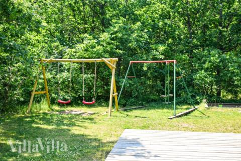 I det attraktive feriehuset nr. 78 i Sverige finnes det mengder av utendørsaktiviteter, som leketårn og huskestativ.