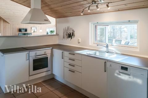 Kjøkkenet i luksushus nr. 244 er fullt utstyrt så dere lett kan lage mat til 14 personer.