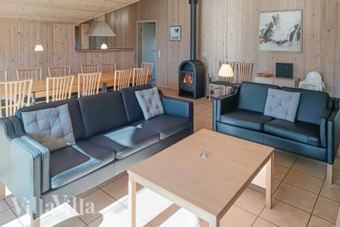 Sofaen i luksushus nr. 244 i Sverige er perfekt for å hygge seg med et brettspill eller se en film sammen.