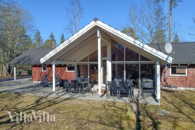 Dette lekre huset med svømmebasseng, nr. 244, med plass til 14 personer, ligger i Sverige