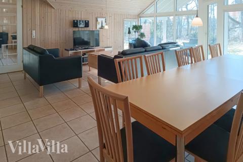 Det er plass til 14 personer i det store lyse oppholdsrommet i luksushus nr. 244.