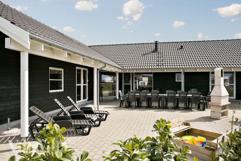 Luksushus nr. 214 har en deilig terrasse med gode hagemøbler til 18 personer.