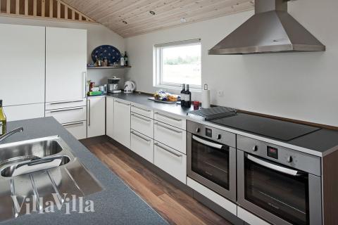 Kjøkkenet i luksushus nr. 214 er fullt utstyrt så dere lett kan lage mat til 18 personer.