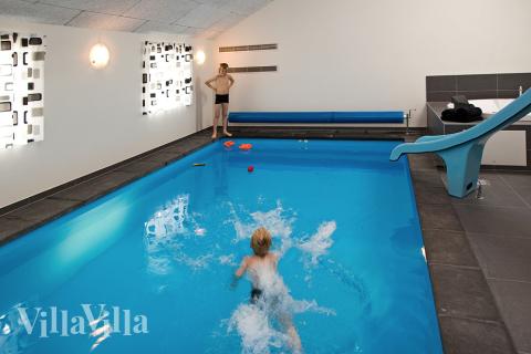 Feriehus 214 har et flott basseng med sklie, et stort innebygd boblebad og en badstue