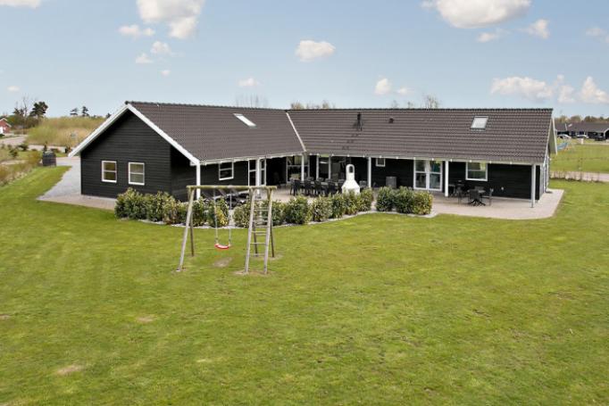 Lekkert feriehus med basseng i Marielyst, med muligheter for grilling på den store terrassen på 130 m2 (51 m2 er under tak). \r\n