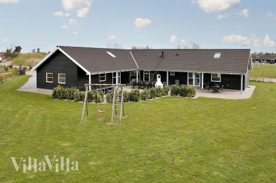 Lekkert feriehus med basseng i Marielyst, med muligheter for grilling på den store terrassen på 130 m2 (51 m2 er under tak). \r\n