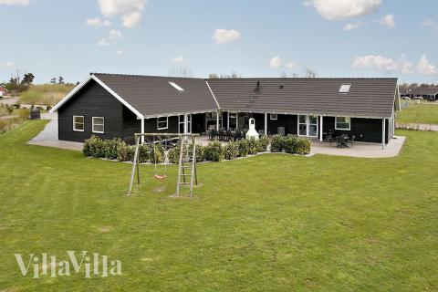 Lekkert feriehus med basseng i Marielyst, med muligheter for grilling på den store terrassen på 130 m2 (51 m2 er under tak). \r\n