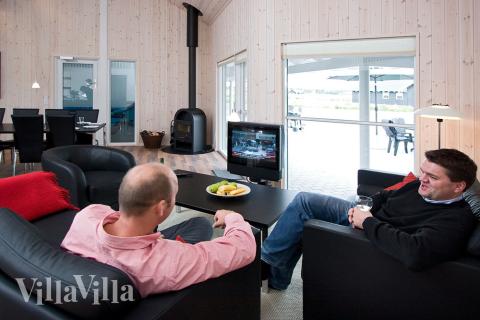 Det er plass til 18 personer i det store lyse oppholdsrommet i luksushus nr. 214.