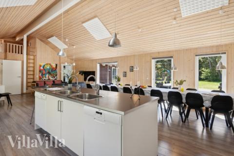 Det er plass til 24 personer i det store lyse oppholdsrommet i luksushus nr. 261.