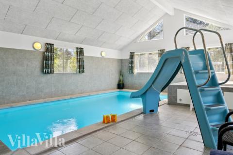 Det flotte bassenget i luksushus nr. 261 til 24 personer