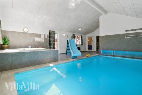 Feriehus 261 har et flott basseng med sklie, et stort innebygd boblebad og en badstue