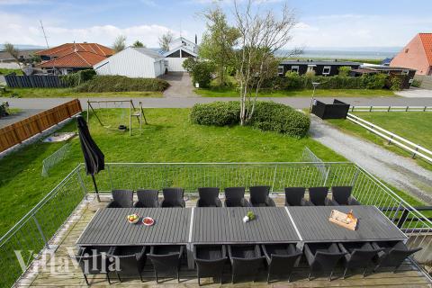 Nyt en grillkveld på terrassen i luksushus nr. 148 i Østjylland