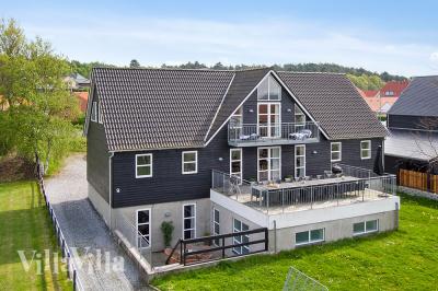 Dette eksklusive sommerhuset i populære Ebeltoft har plass til 24 personer, og det har basseng og mange andre aktivitetsmuligheter\r\n