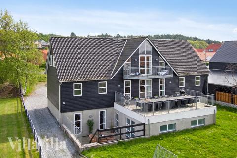 Dette eksklusive sommerhuset i populære Ebeltoft har plass til 24 personer, og det har basseng og mange andre aktivitetsmuligheter\r\n