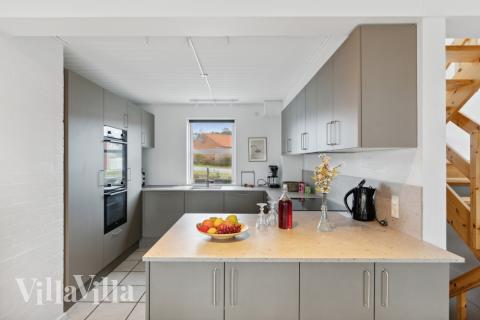 Kjøkkenet i luksushus nr. 148 er godt innrettet.