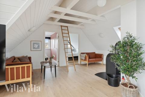 Sofaen i luksushus nr. 148 i Østjylland er perfekt for å hygge seg med et brettspill eller se en film sammen.