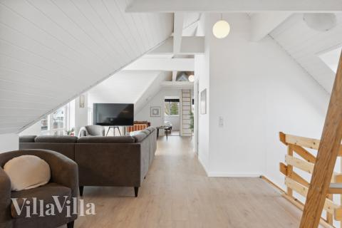 Det er god plass til hygge i feriehusets sofagruppe under oppholdet i luksushus nr. 148