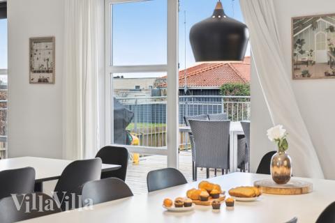 Det er plass til 24 personer i det store lyse oppholdsrommet i luksushus nr. 148.