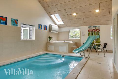 Feriehus 171 har et flott basseng med sklie, et stort innebygd boblebad og en badstue