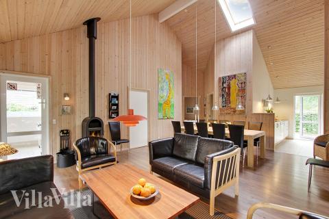 Det er plass til 16 personer i det store lyse oppholdsrommet i luksushus nr. 171.